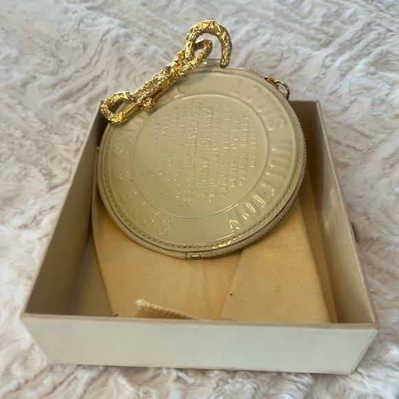 LOUIS VUITTON
Limited Edition Perle Vernis Trunks & Bags Round Coin Purse - Picture 11 of 13